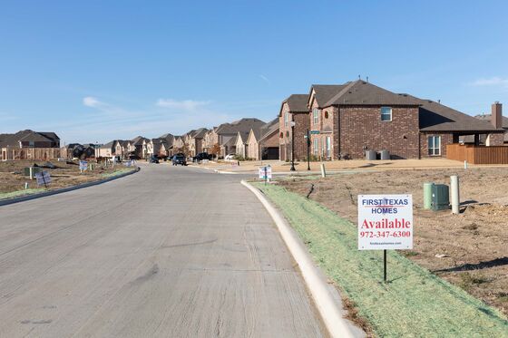 Free Vacations, $100,000 Discounts: Homebuilders Get Desperate