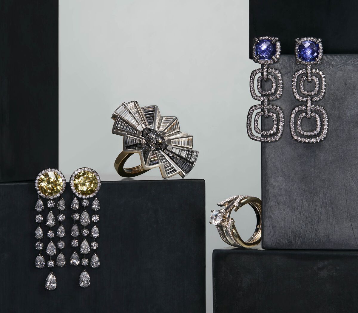 New Trend in Jewelry Is Pieces That Transform Themselves - Bloomberg