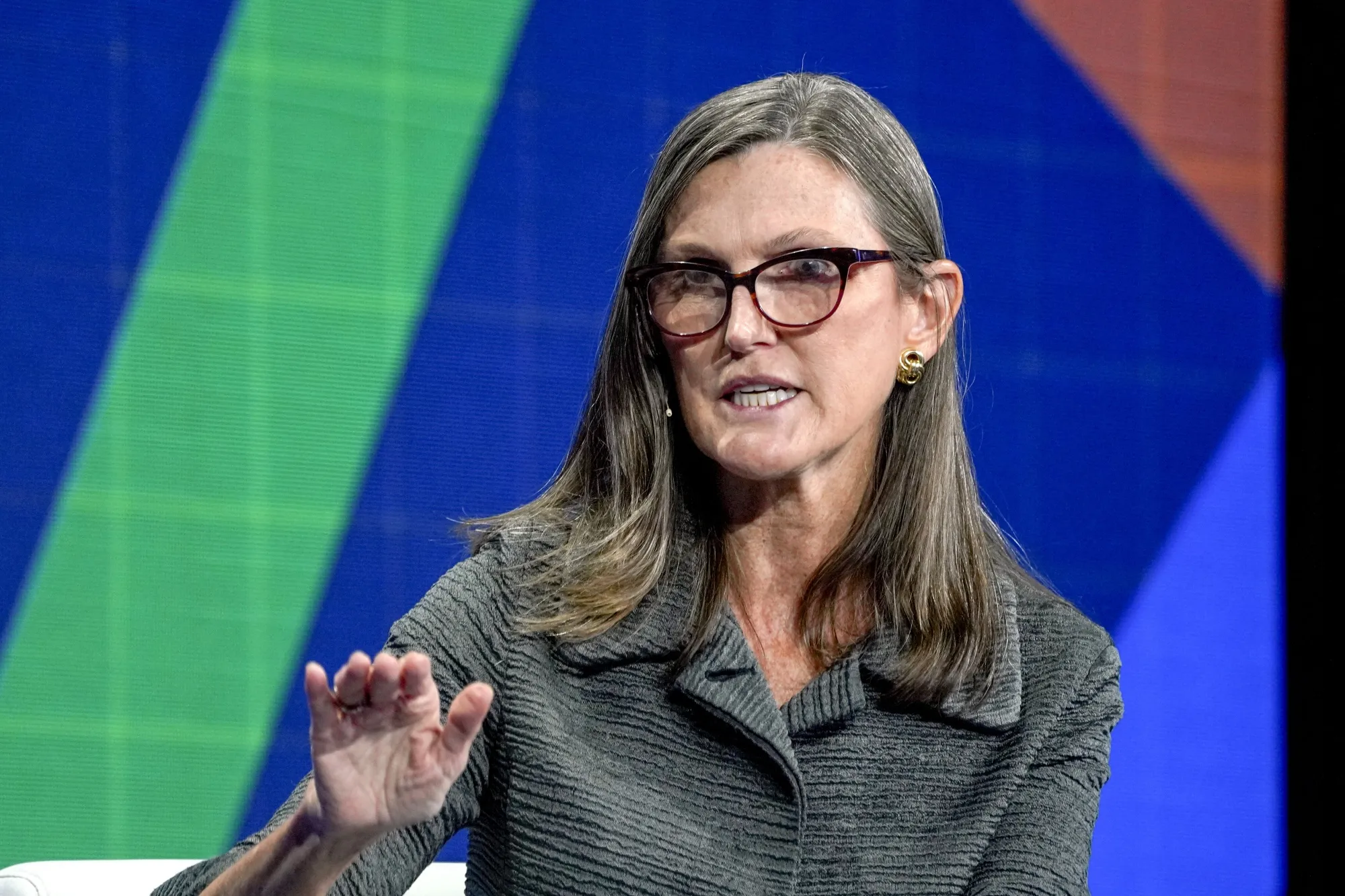 キャシー・ウッド氏に逆張りＥＴＦが勝利－設定以降61％値上がり - Bloomberg