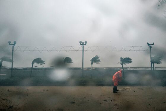 Almost 900 Hong Kong Flights Canceled as Typhoon Batters City