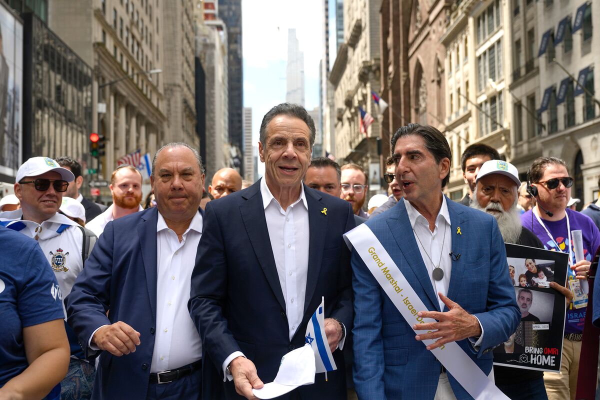 🟪"Andrew Cuomo: un vantaggio milionari nella corsa a sindaco di New York grazie a donatori influenti"