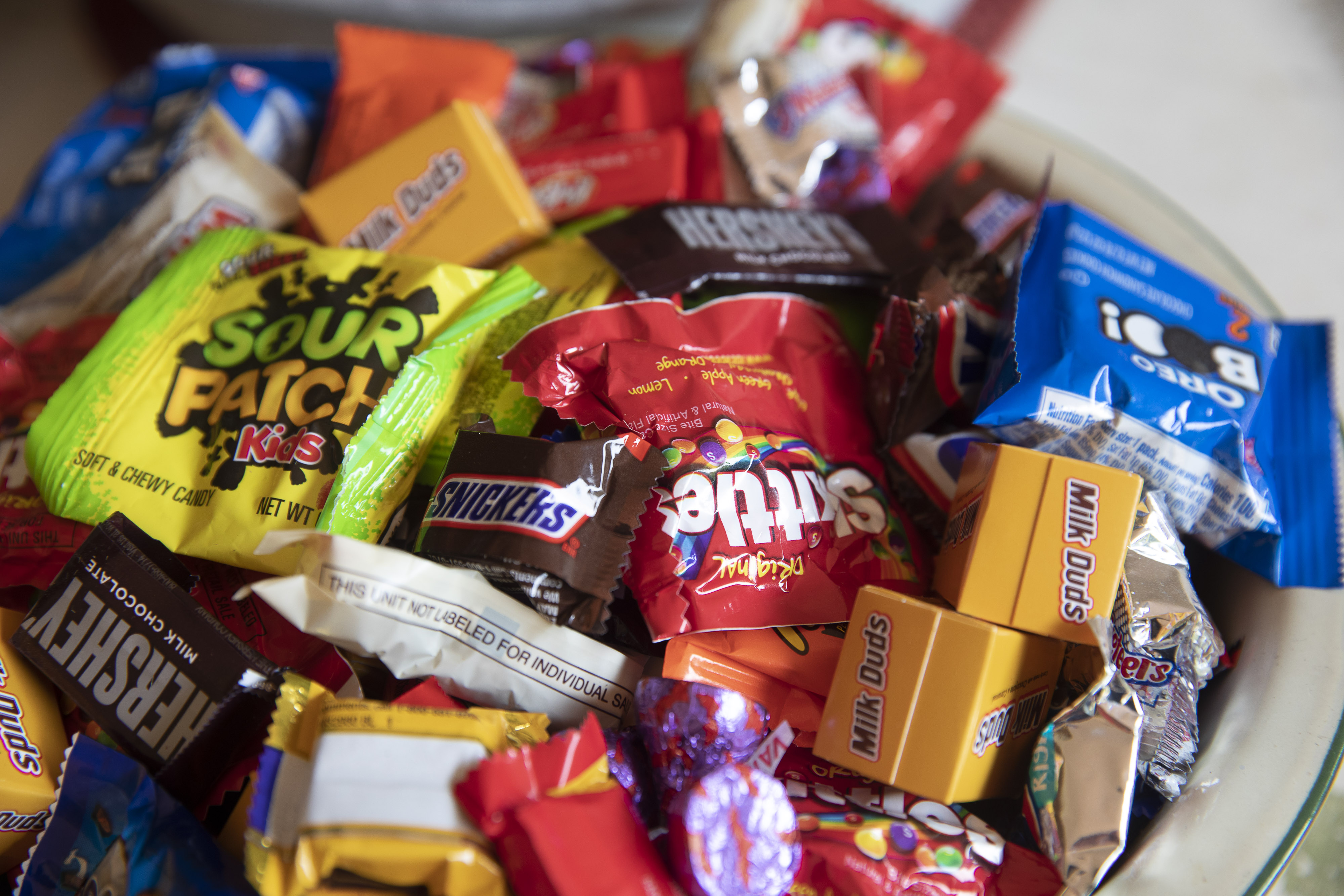 Halloween Candy Guide 2020: Calorie Counts for Popular Candies & Chocolate  Bars