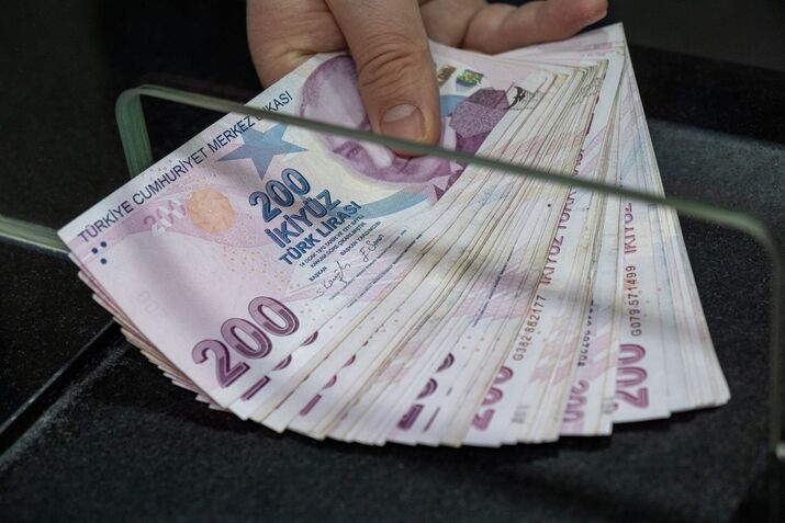 200 lira banknotes.