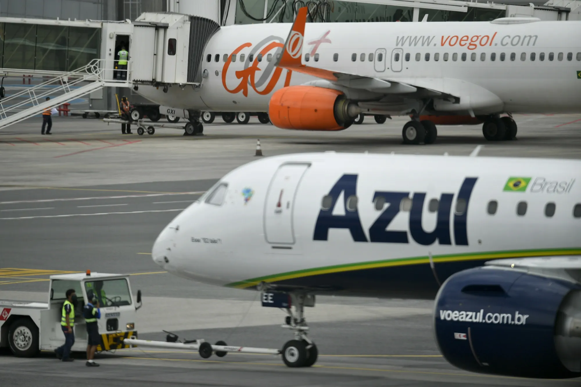 Azul and Gol aircraft at the International Brasilia-Presidente Juscelino Kubitschek International Airport.