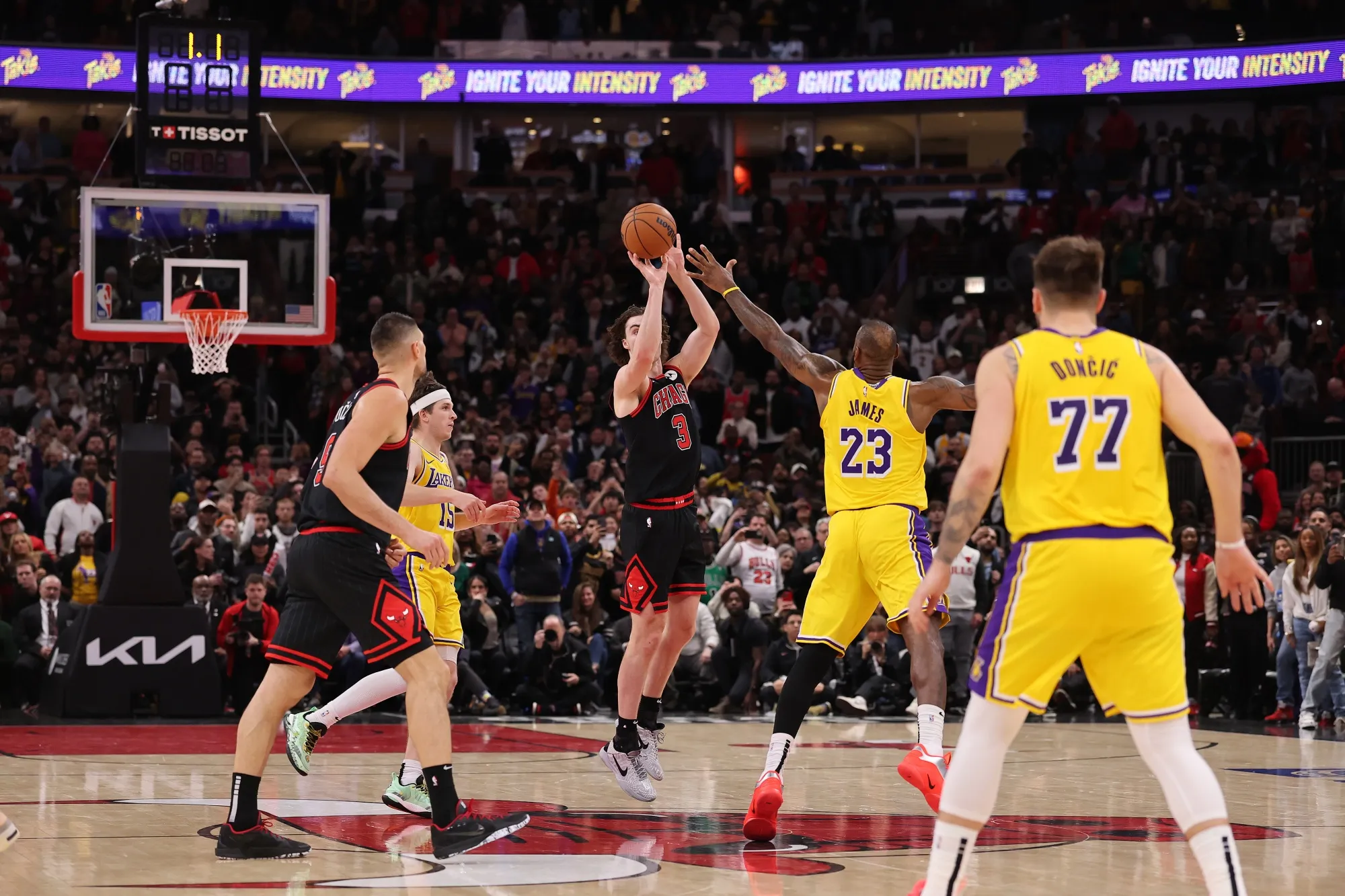 Los Angeles Lakers play the Chicago Bulls at the United Center in Chicago, on March 27.