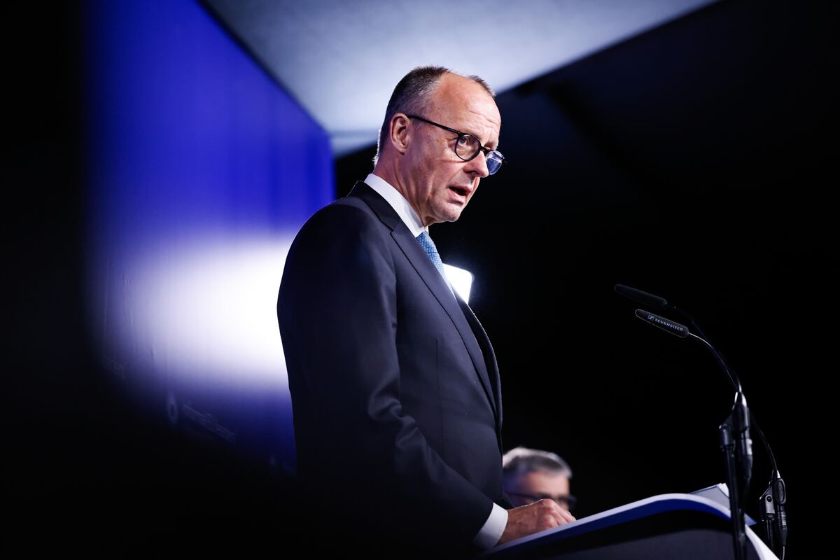 Merz Risks Dispute With Trump Over Social-Media Ban for Minors