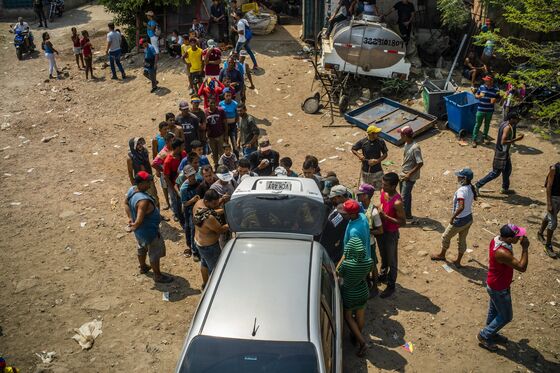 Colombia Reviews Deficit Limits Amid Venezuela Migration Crisis
