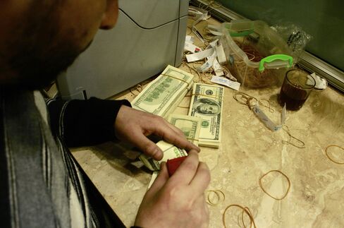 Egypt Turmoil Curbs Demand for Black-Market Dollars