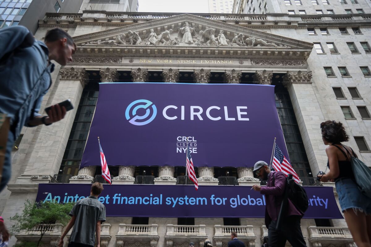 bloomberg.com - Emily Mason - Circle Shares Fall Most Ever On Latest Stablecoin Rewards Move