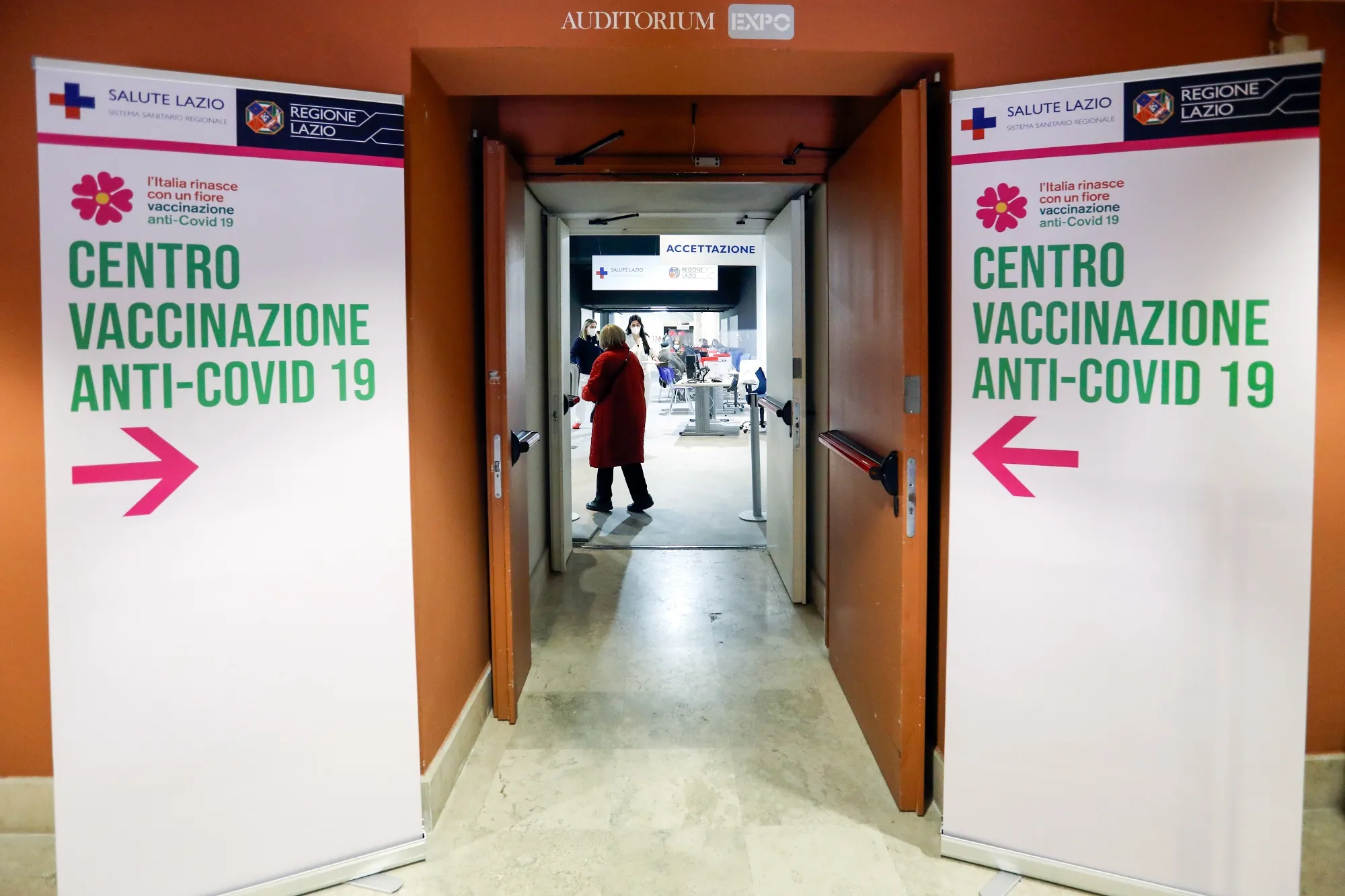 Draghi: Italy Covid Vaccine Plans Won't Change on EMA AstraZeneca Verdict -  Bloomberg, image size:2000x1333