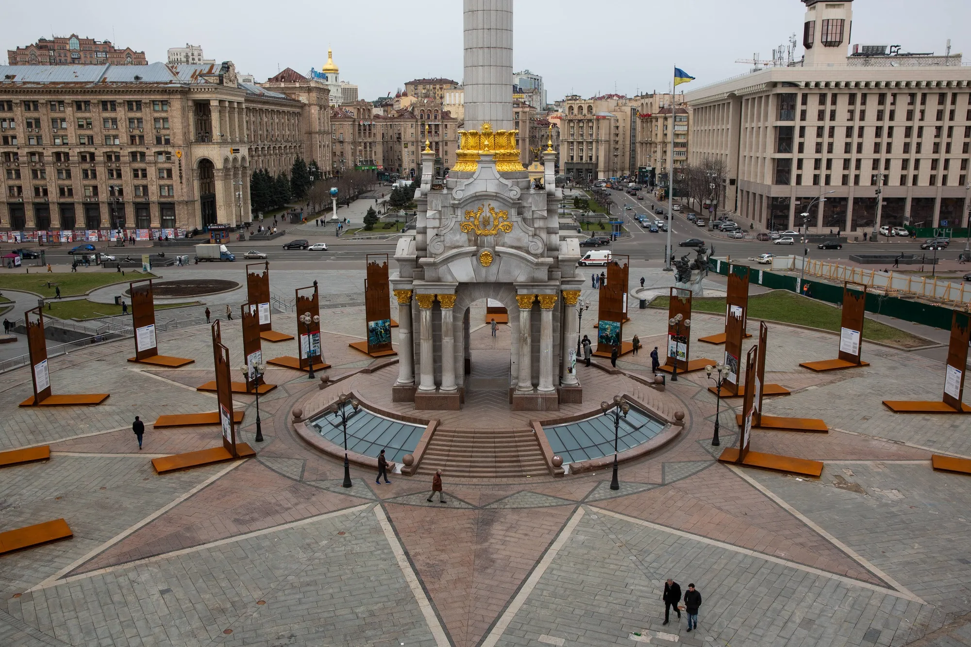 Pedestrians walk past the independence monument on Independence Square, also known as Maidan, in Kiev, Ukraine.&nbsp;