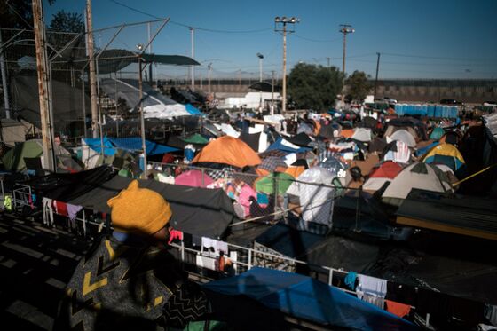 Trump Says He’ll Close Border With Mexico if Violence Flares