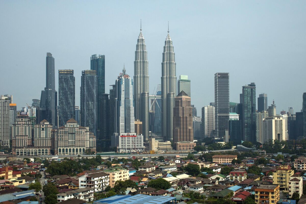 
                            Malaysia to Hold Off on Growth Upgrade on Mideast Uncertainty