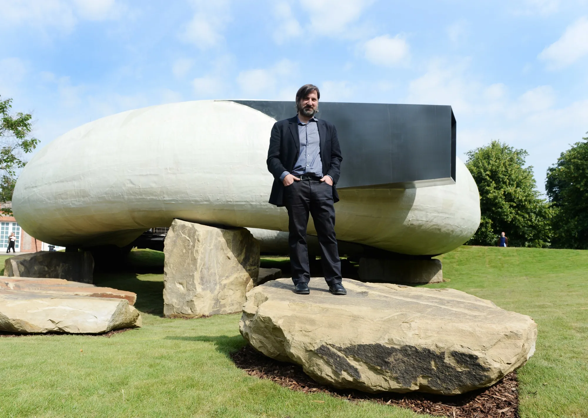 Smiljan Radić, ganador del Premio Pritzker de Arquitectura 2026, fotografiado en 2014 con su diseño para el Pabellón Serpentine de Londres.