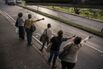 With 90% of the country’s buses at a stop and recurrent blackouts that leave the city without subway service, citizens of Caracas struggle to get around. Many, particularly those who live in remote parts of the city have resolved to hitchhike —a pract