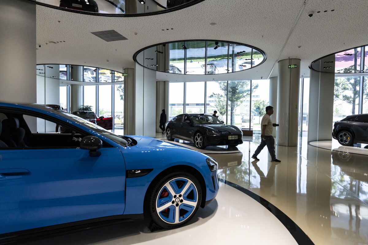 bloomberg.com - China Auto Sales Drop Even as Exports Help Cushion Slump