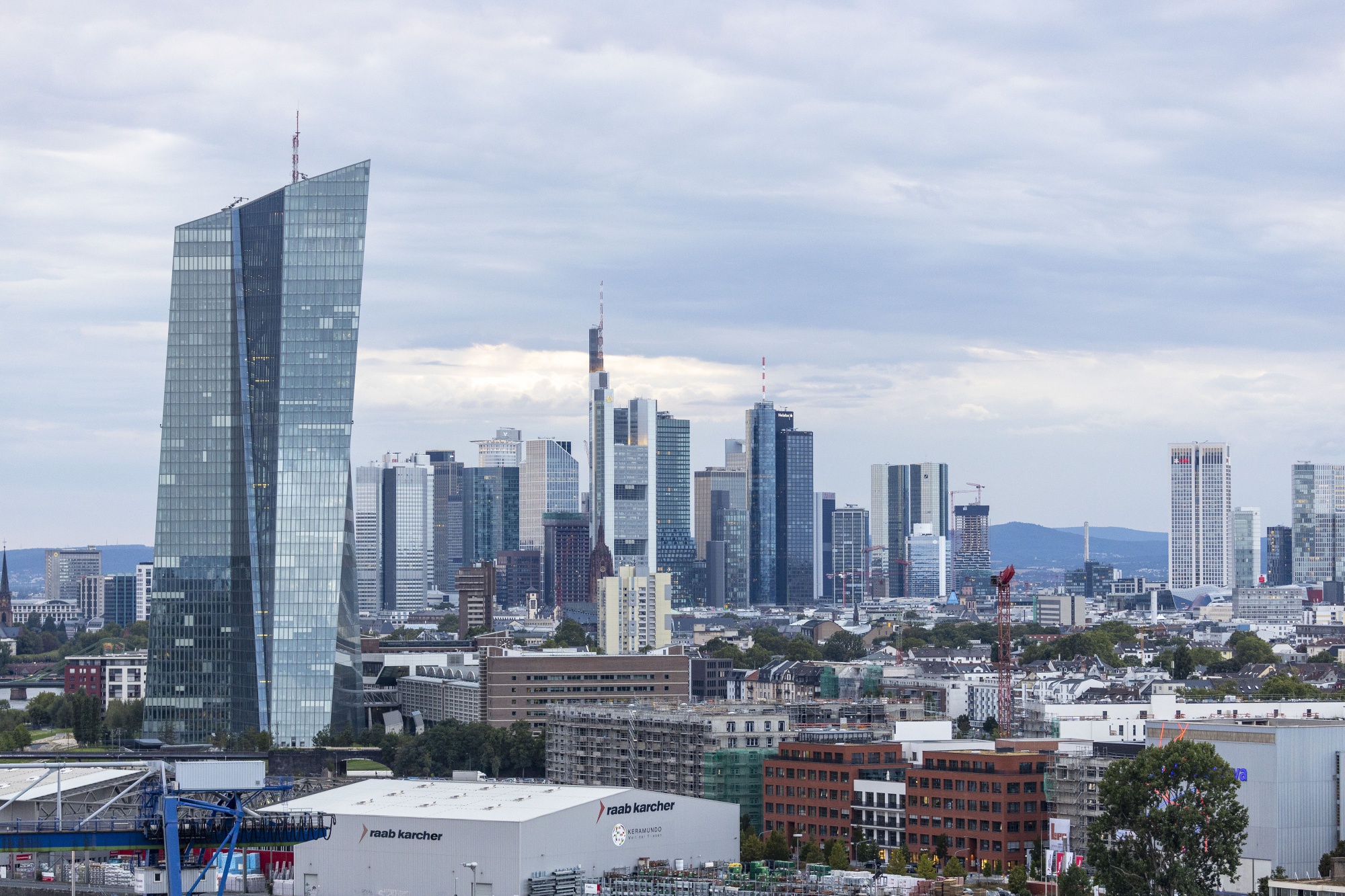 European stocks close higher as French shares pop; Deutsche Bank