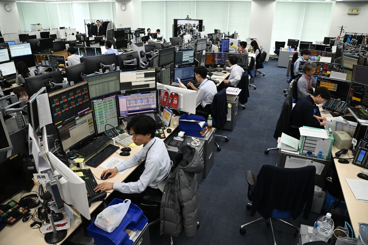 ブルームバーグのニュース記事「10年国債入札、日銀の利上げ観測と財政リスクで需要不透明」の画像