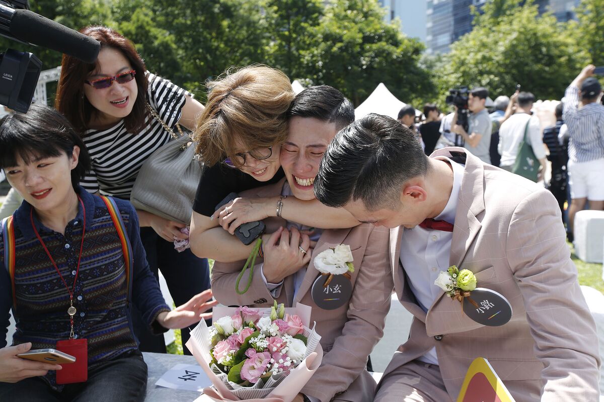Taiwan Celebrates the First Gay Marriages in Asia picture