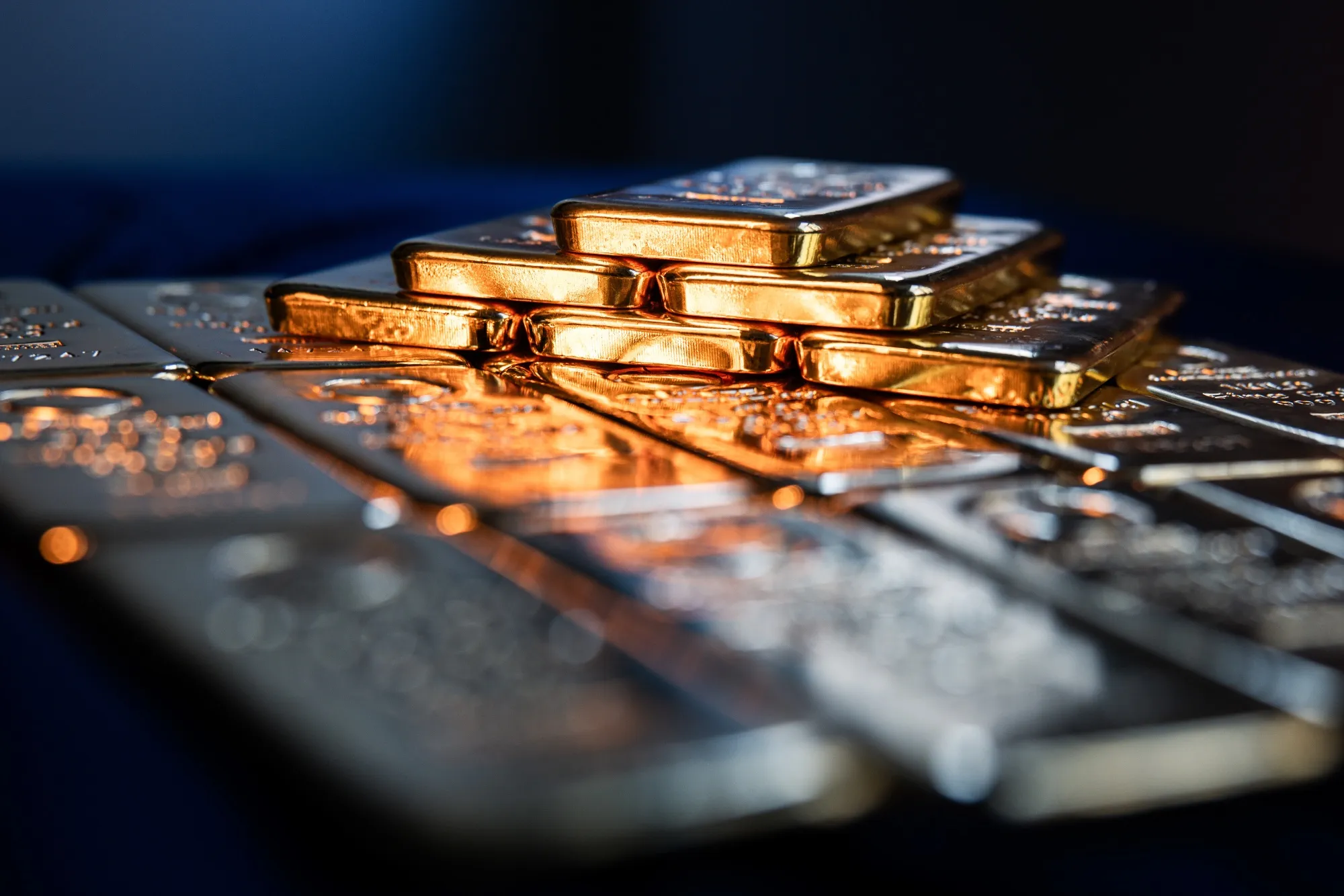 Gold Advances on Mounting Anxiety Over US Tariff Plans