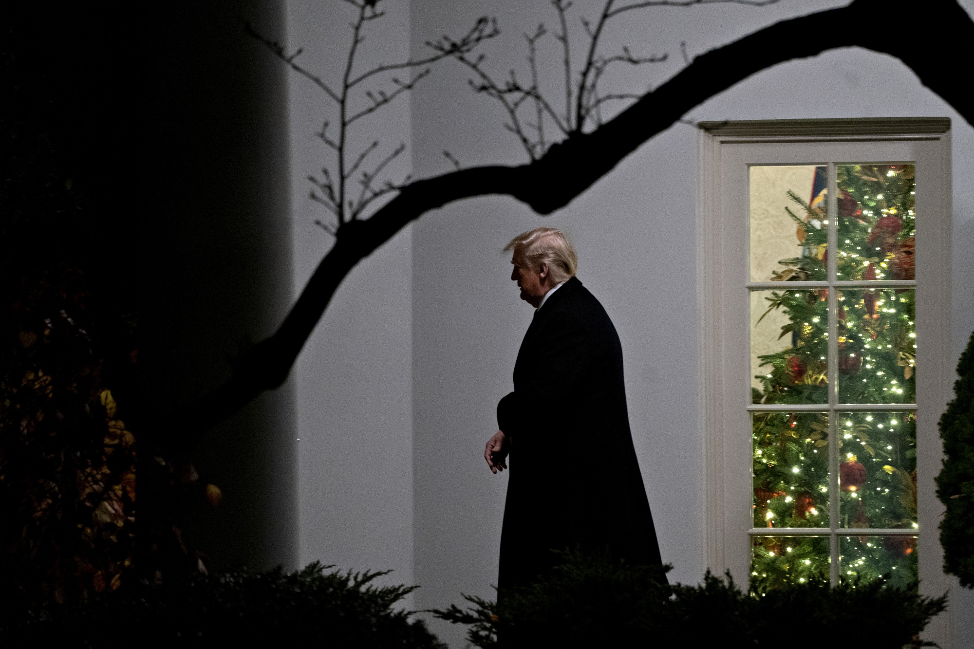 トランプ氏に迫る歴史的な屈辱、米下院が弾劾訴追決議案を採決へ - Bloomberg 