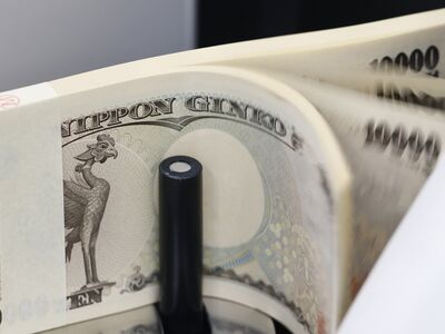 Banknotes at Resona Bank Nihonbashi Branch
