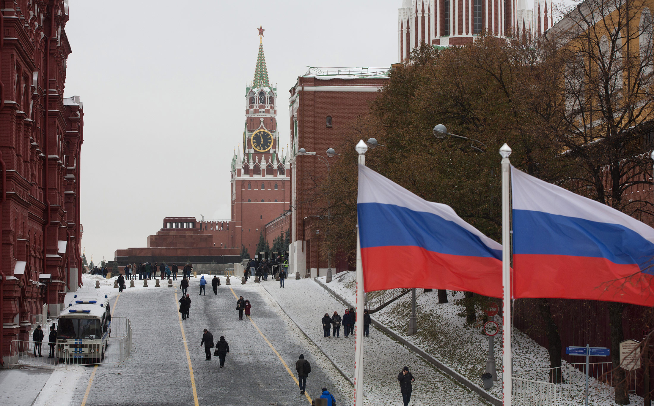 LV suitcase occupies Moscow's Red Square[1]