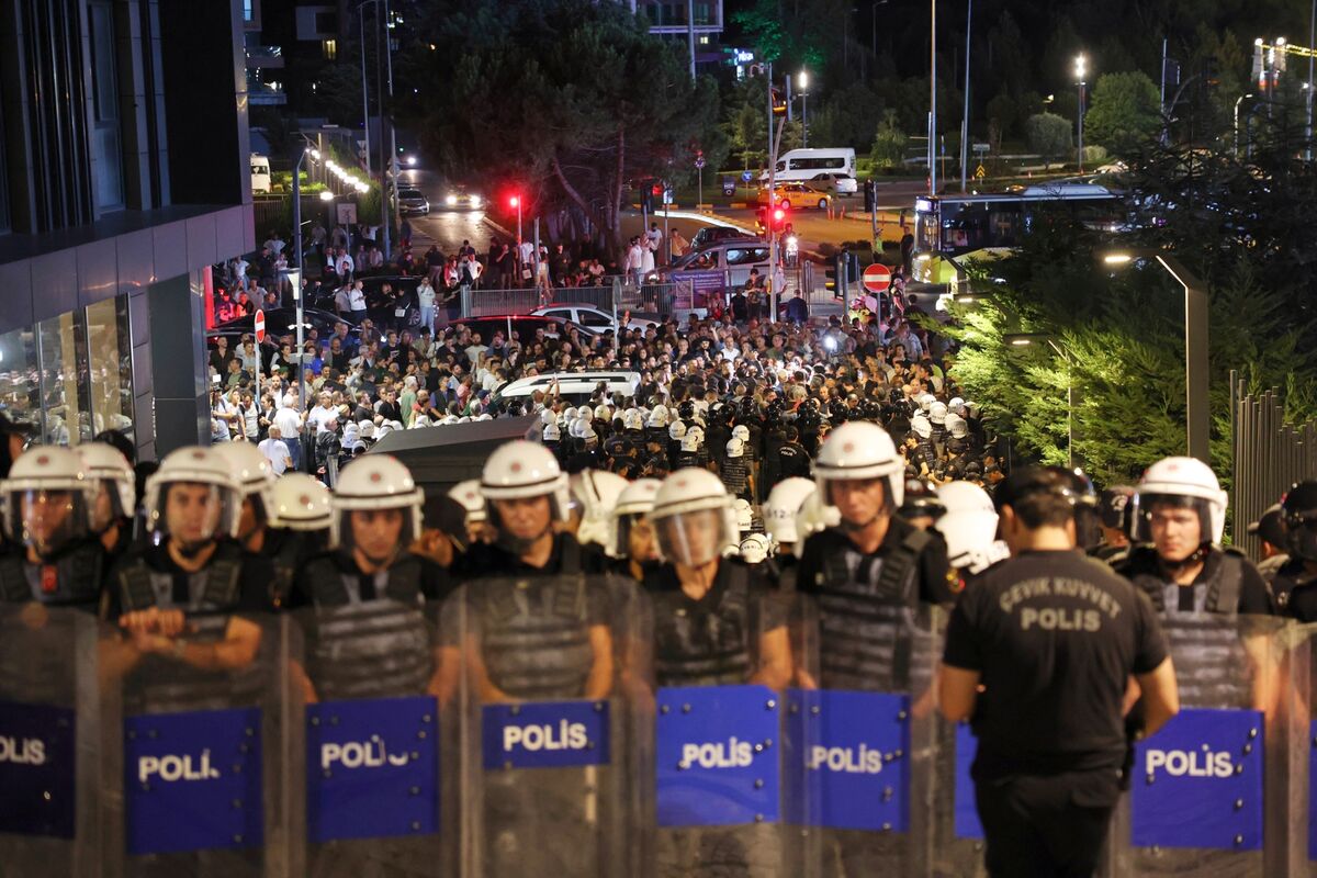 Police Blockade Istanbul CHP HQ as Court Appoints Interim Leadership