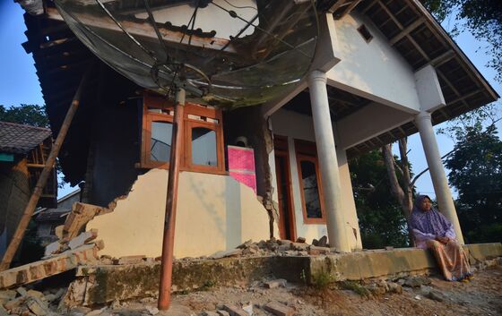 Indonesian Quake Evacuees Return Home After Tremor Kills 4