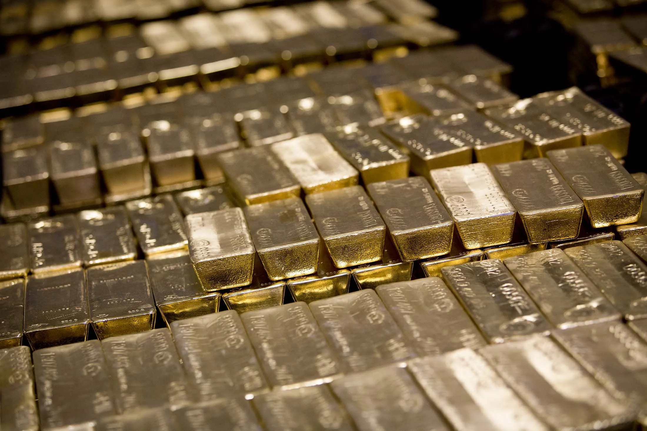 金スポット価格が１オンス＝3000ドル上回る、史上初めて - Bloomberg