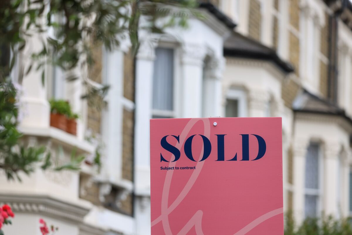 UK House Prices Fall Again With Warning of Increasing Headwinds