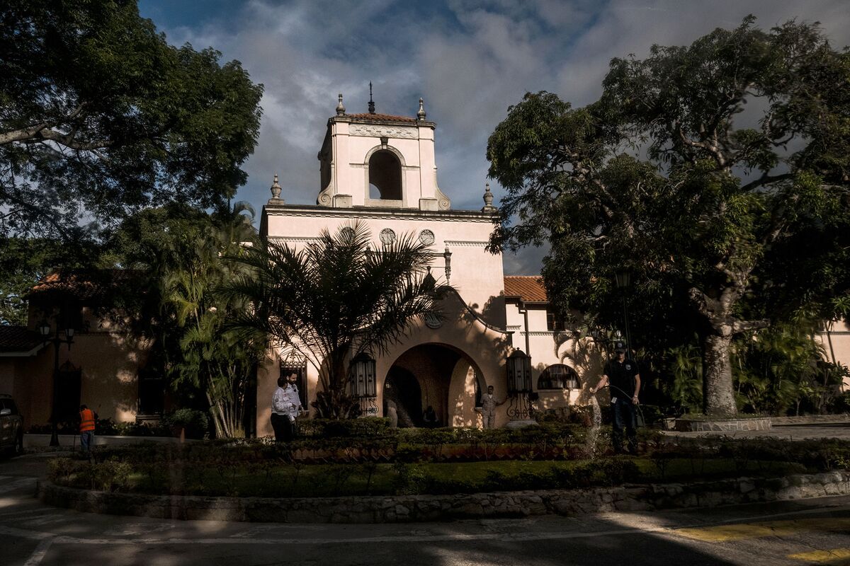 bloomberg.com - Patricia Garip - Oil Executives Flocking to Venezuela Set Off Hunt for Golf Clubs