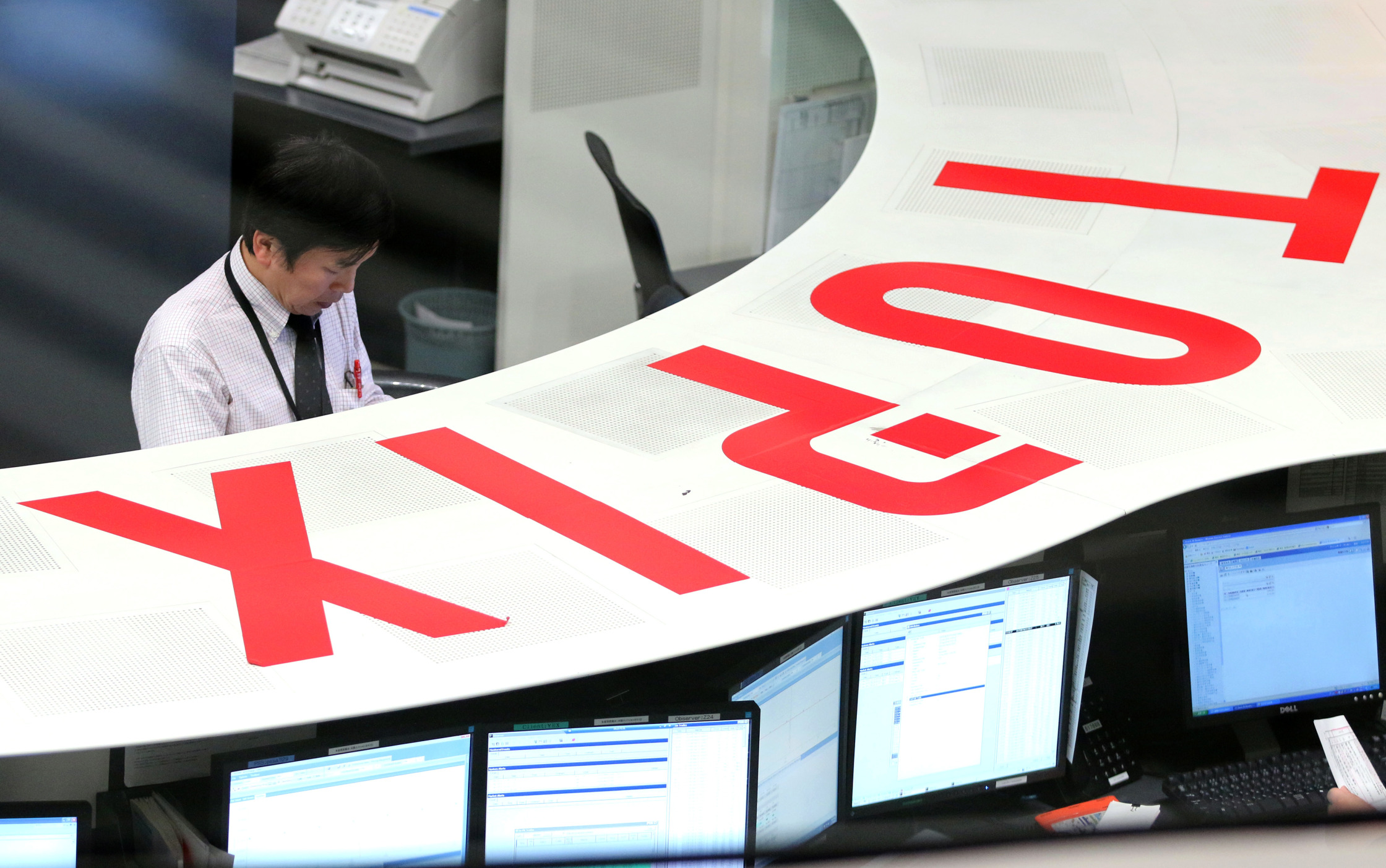 日本株は小幅続落、市況安の鉱業や保険、内需安い－輸出堅調が下支え Bloomberg