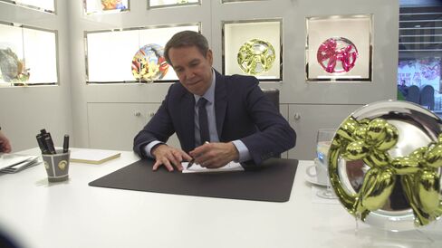 The artist Jeff Koons and the first-edition yellow plate version of his iconic balloon dog.