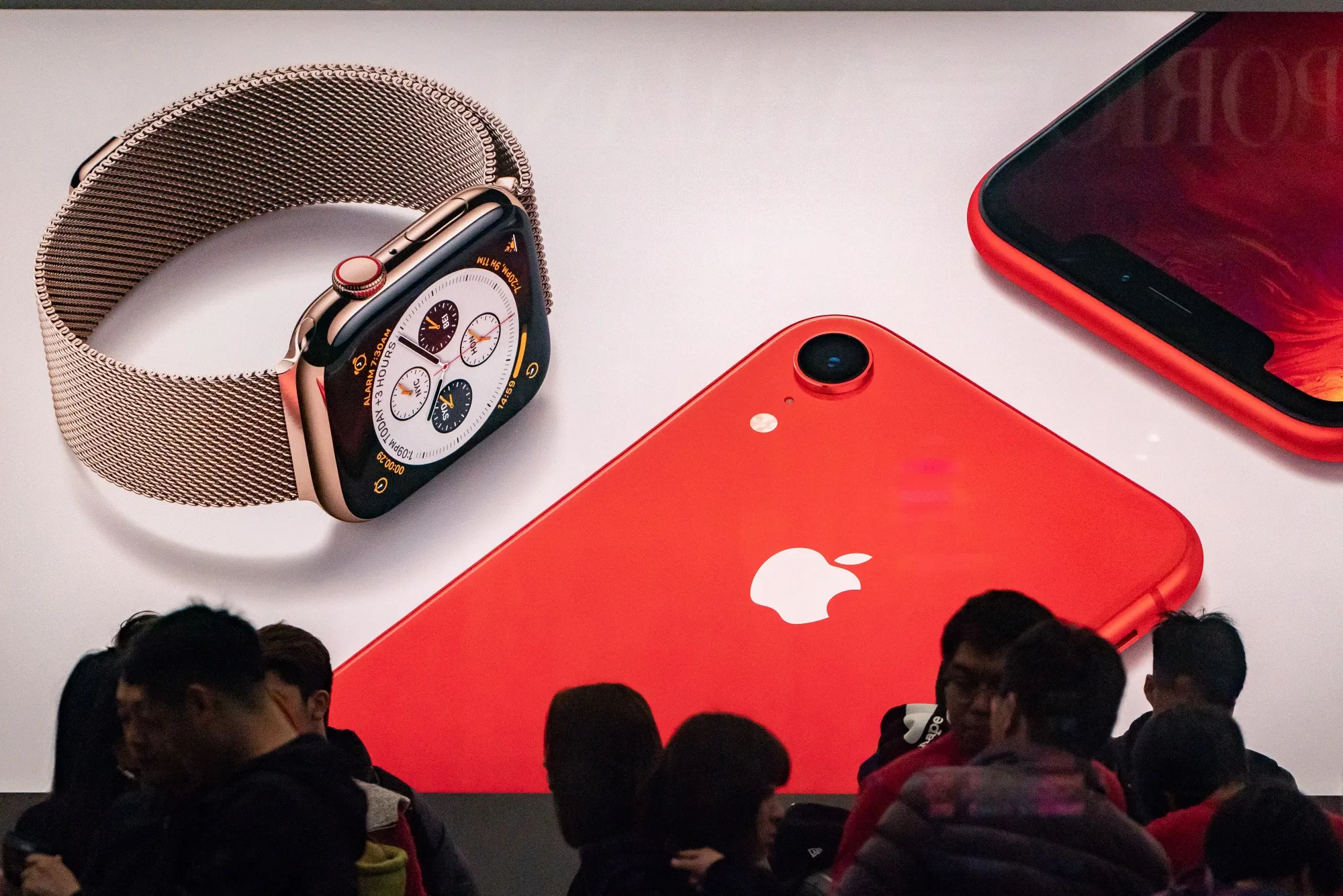 Apple Cuts Outlook as Chinese Slowdown Hits Demand for IPhones