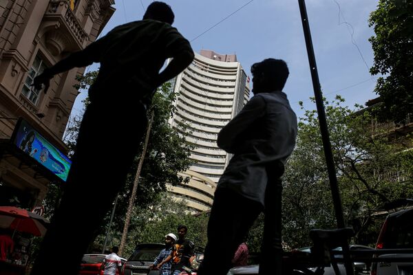 Indian Consumer Stocks Stand Out as Poll Results Spur Selloff