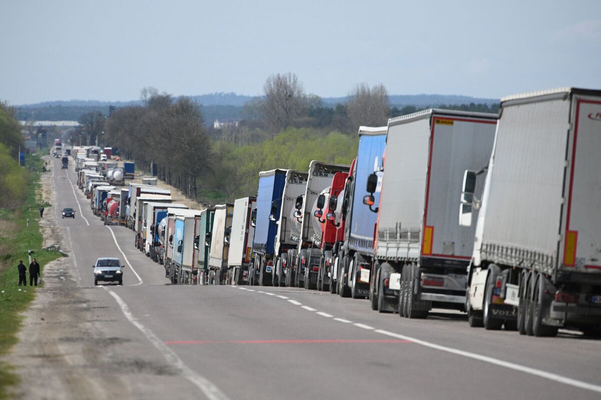 Poland: Farmers to Join Truckers in Protest at Ukraine Border - Bloomberg