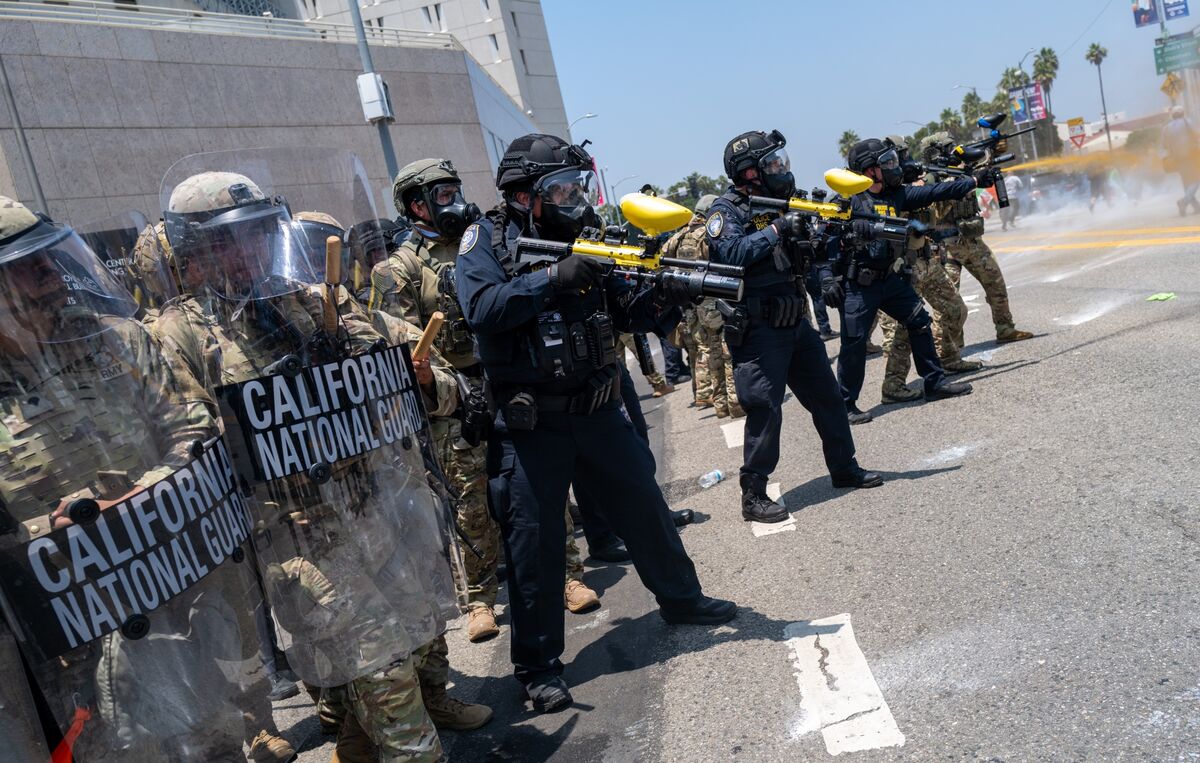 🟪"Proteste a Los Angeles: Il Sindaco Karen Bass Invoca Pace Mentre Continuano Gli Scontri"