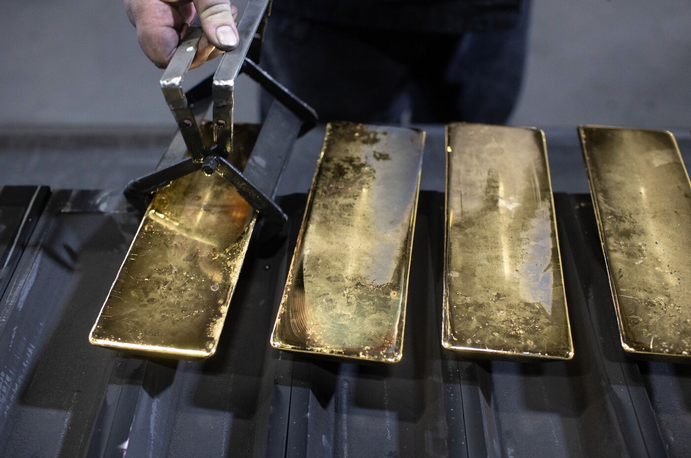 A worker removes&nbsp;gold ingots from molds at a&nbsp;metals plant in Kasimov, Russia.