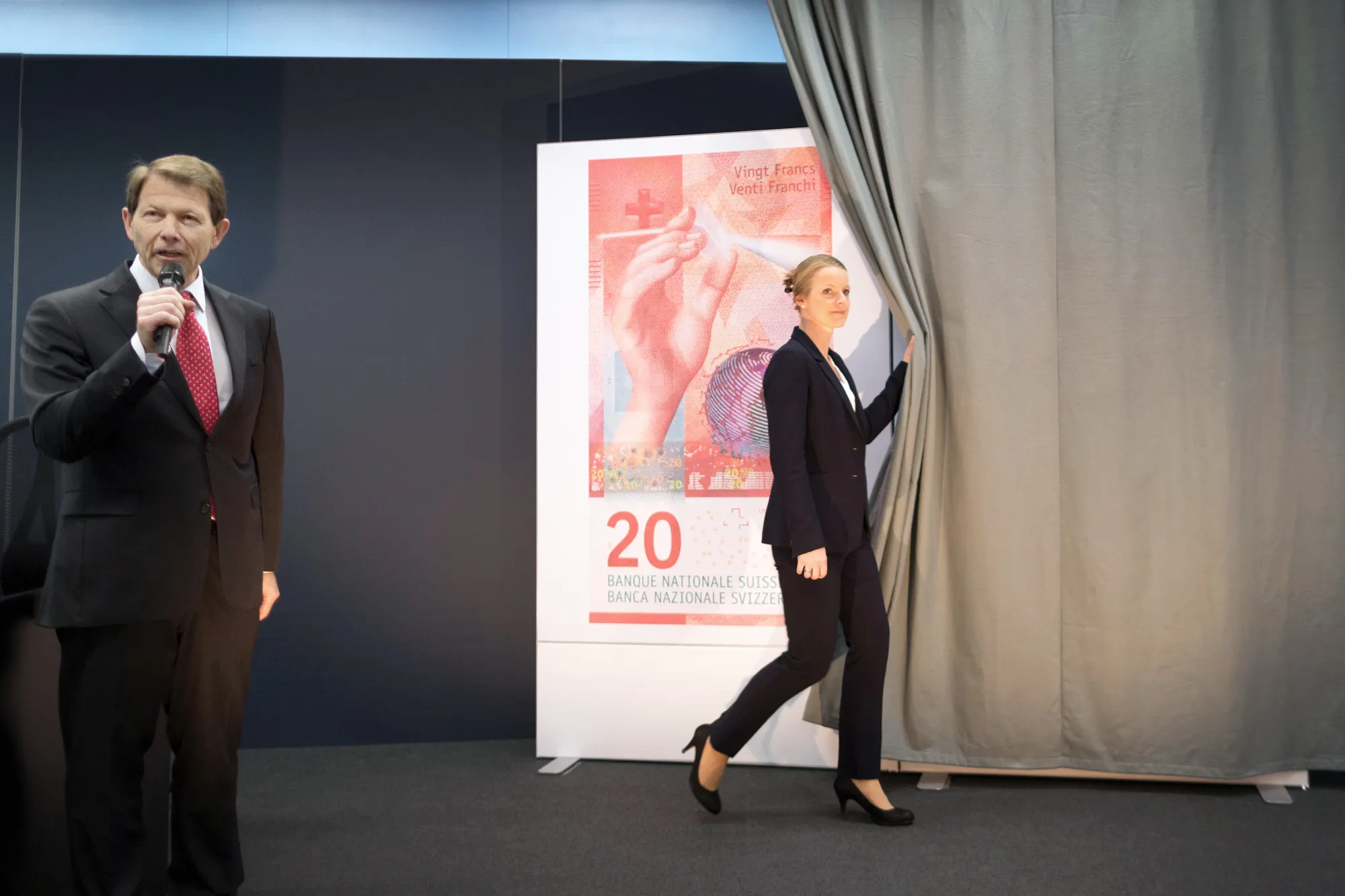 SNB Vice President Fritz Zurbruegg unveils the new 20-franc banknote.
