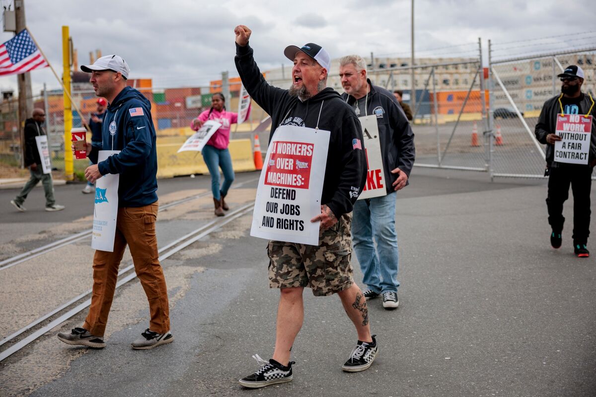 White House and Trump Echo Dockworkers in Blaming Shipping Lines