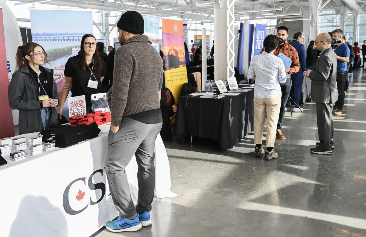 Canada Employment Falls by 68,300 Amid Public Sector Decline