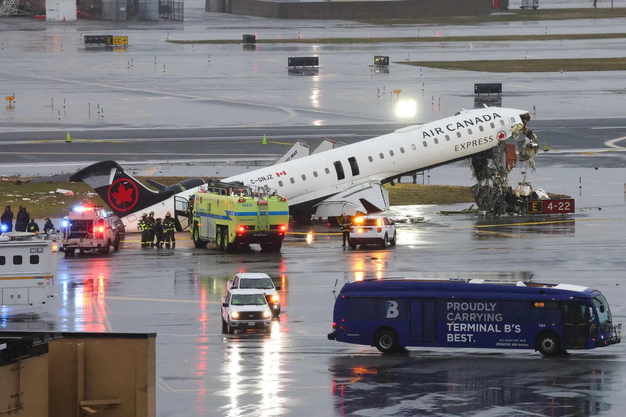 Un avión de Air Canada Express tras chocar con un camión en el aeropuerto LaGuardia en Nueva York.