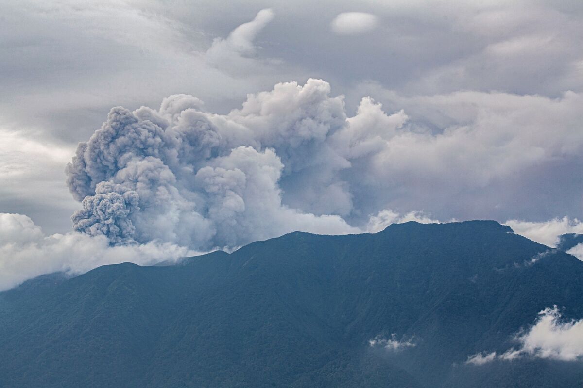 Eleven Hikers Found Dead After Volcanic Eruption in Indonesia - Bloomberg