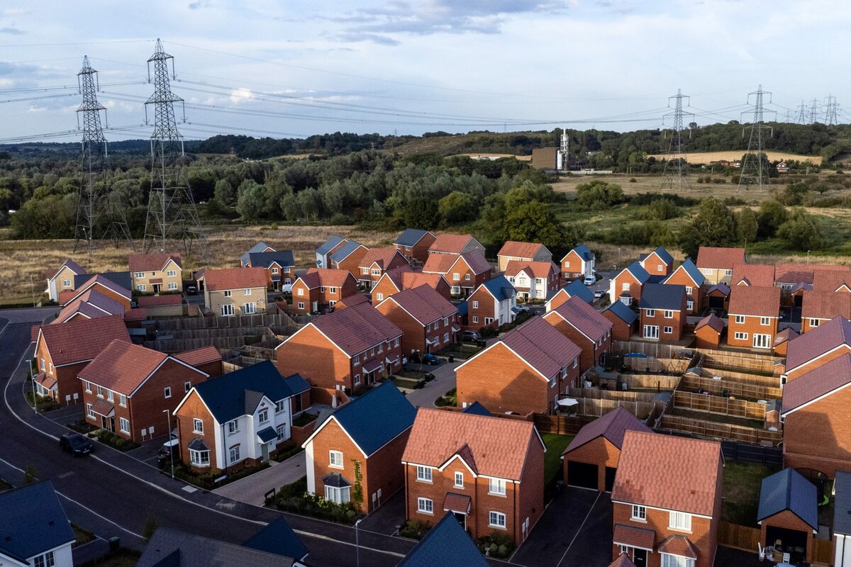 UK Estate Agents Say Rents to Keep Rising as Landlords Sell Up