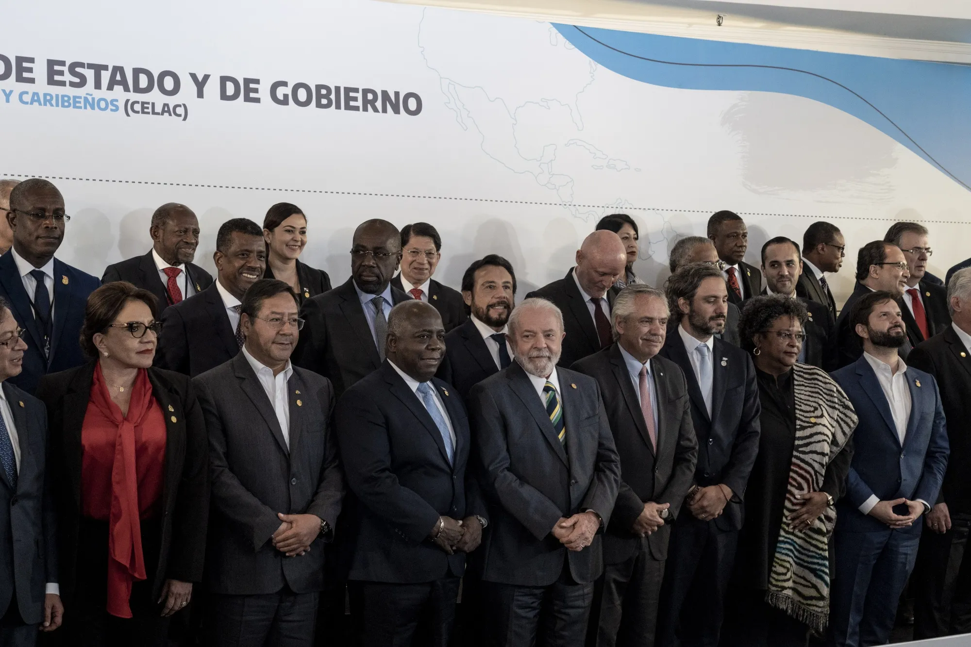 Argentina’s Alberto Fernandez, center right, and Brazil’s Luiz Inacio Lula da Silva, center left, during a group photograph at the Celac Summit in Buenos Aires on Jan. 24.