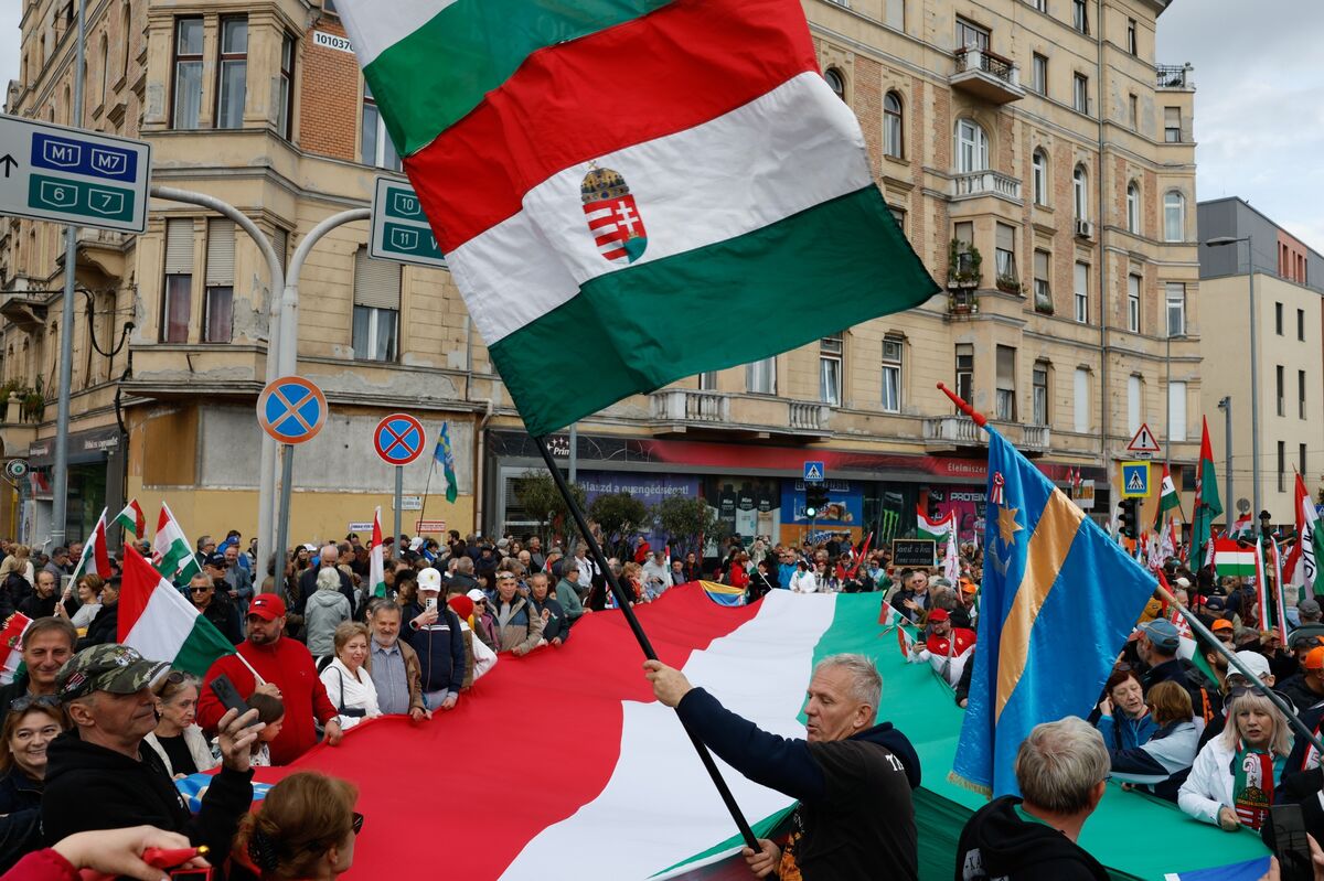 Orban’s Supporters Rally in Test of Strength for Hungarian Vote
