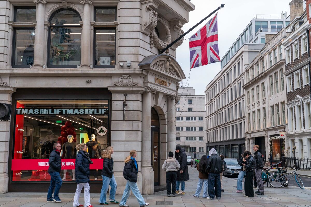 bloomberg.com - John Stepek - The Glass Half-Full Take on Britain's Economy