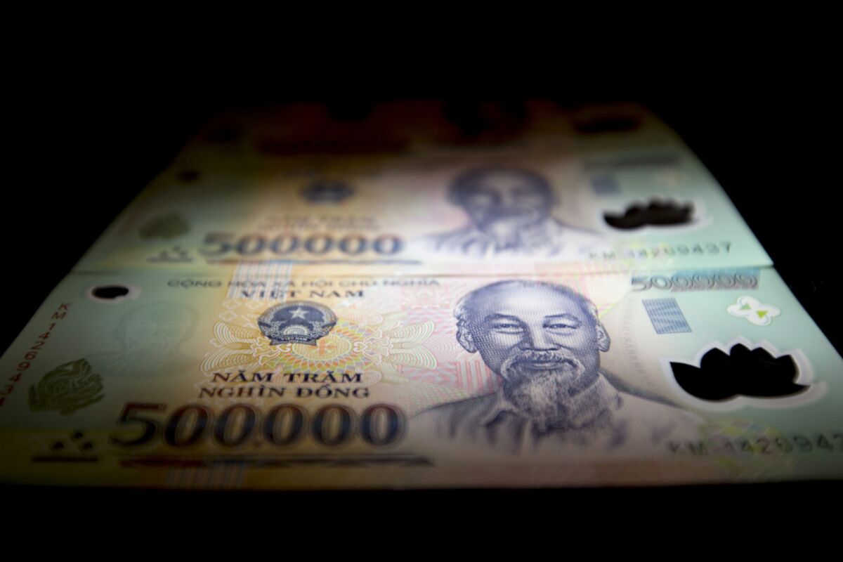 Vietnam Sets Dong Fix Rate at Record Low Amid Dollar Strength - Bloomberg