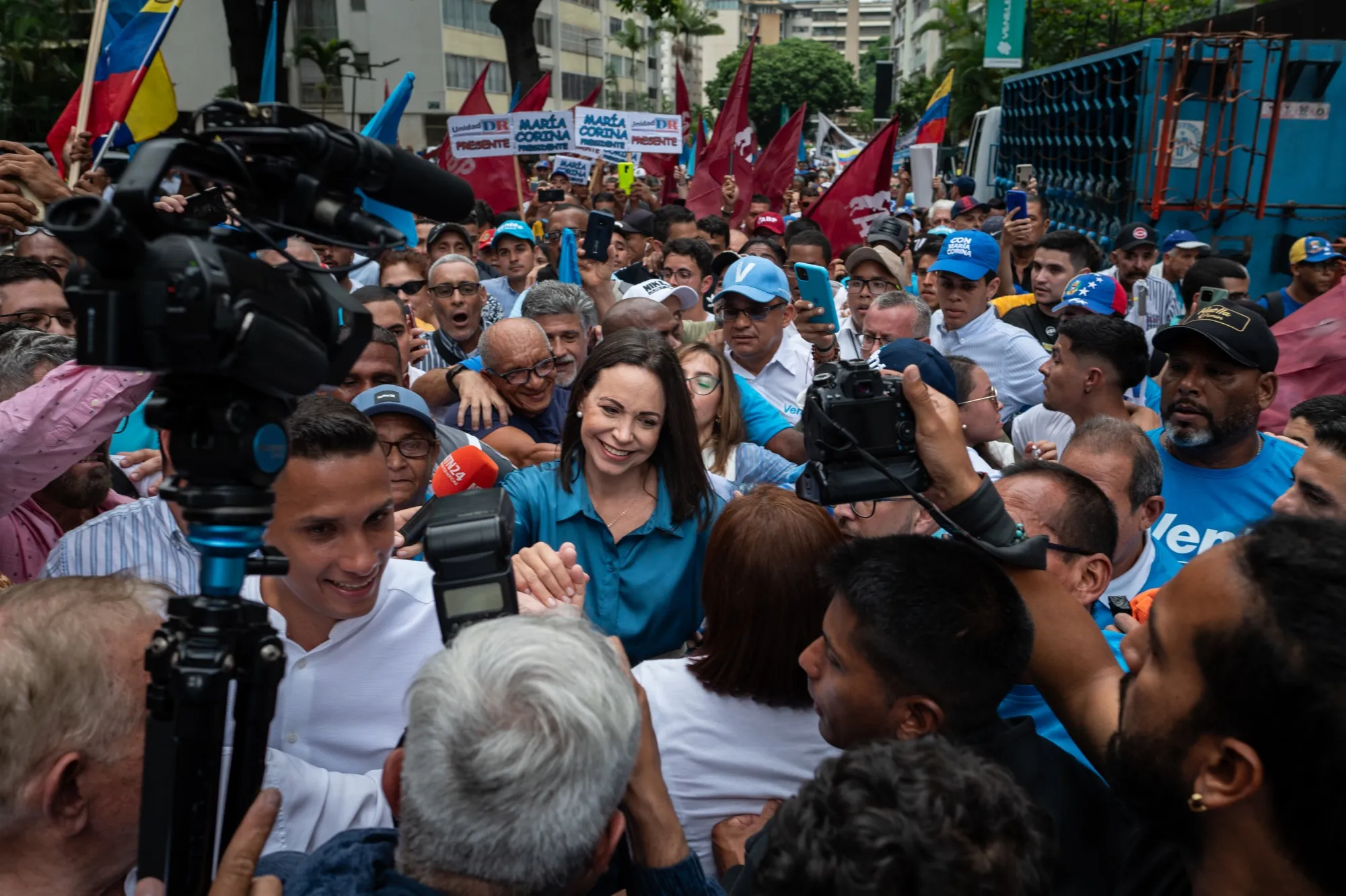María Corina Machado marcha con simpatizantes en Caracas el viernes 23 de junio de 2023.